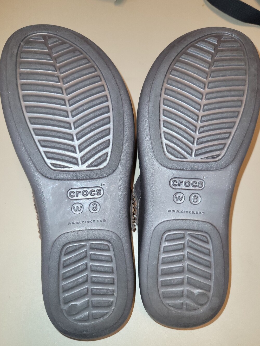 CROCS Women's Slate Gray Thong Sandal with Tan Sunburst And Footbed. Size 6 - Picture 6 of 6